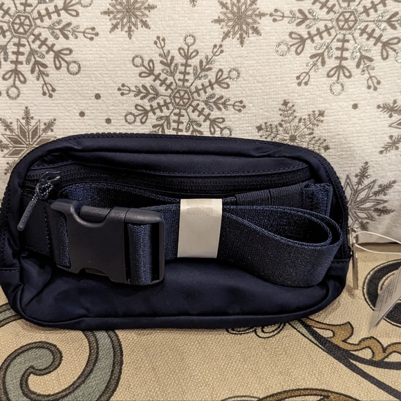 NWT Lululemon Everywhere Belt Bag - Picture 4 of 10